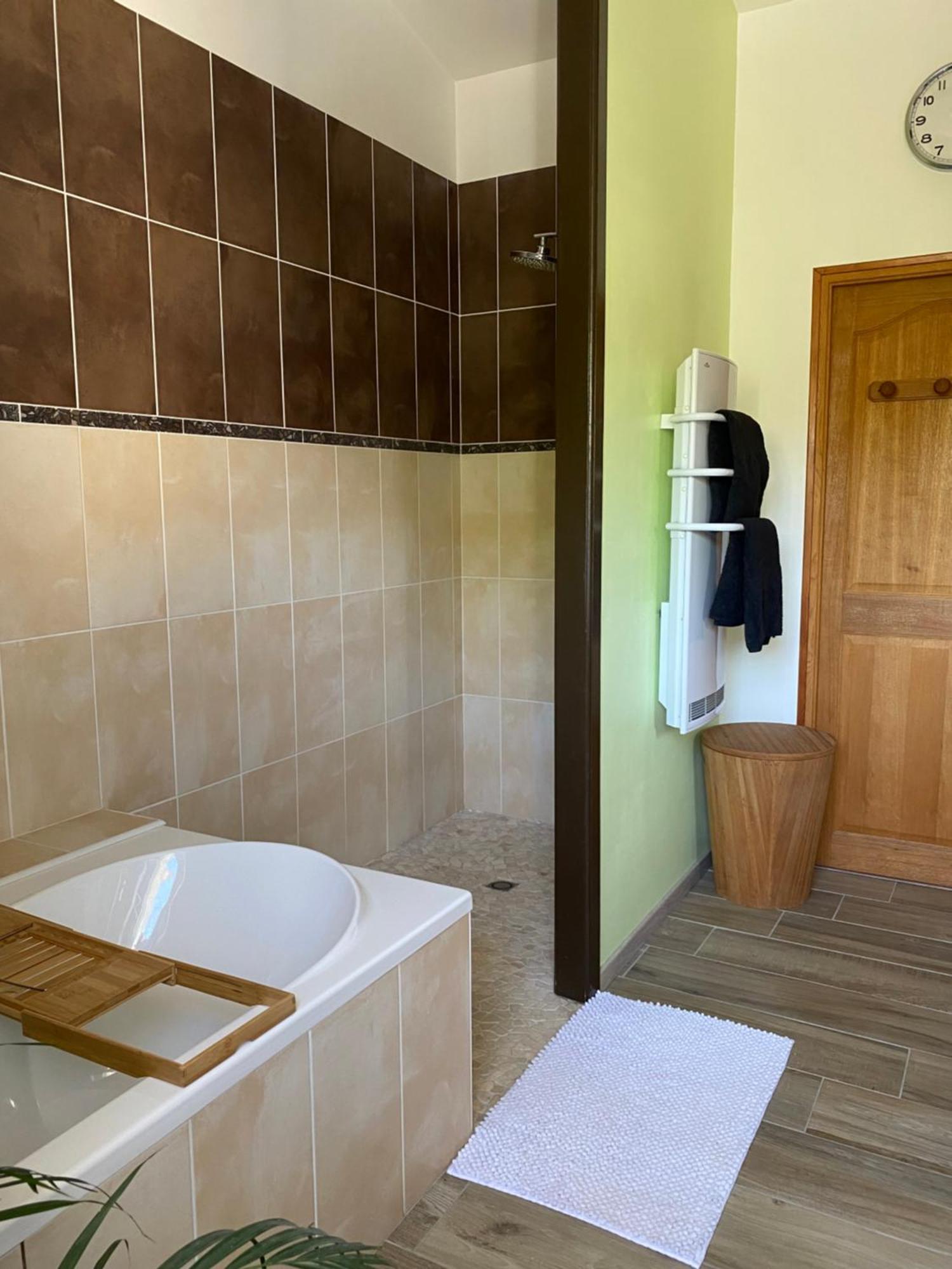 Les 5 Timbres Villa Montpellier-de-Médillan Exterior foto